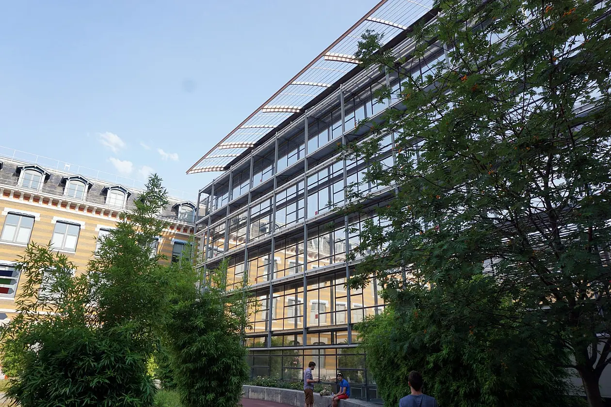 Das Bibliotheksgebäude der iaelyon School of Management an der Université Jean Moulin III in Lyon.
