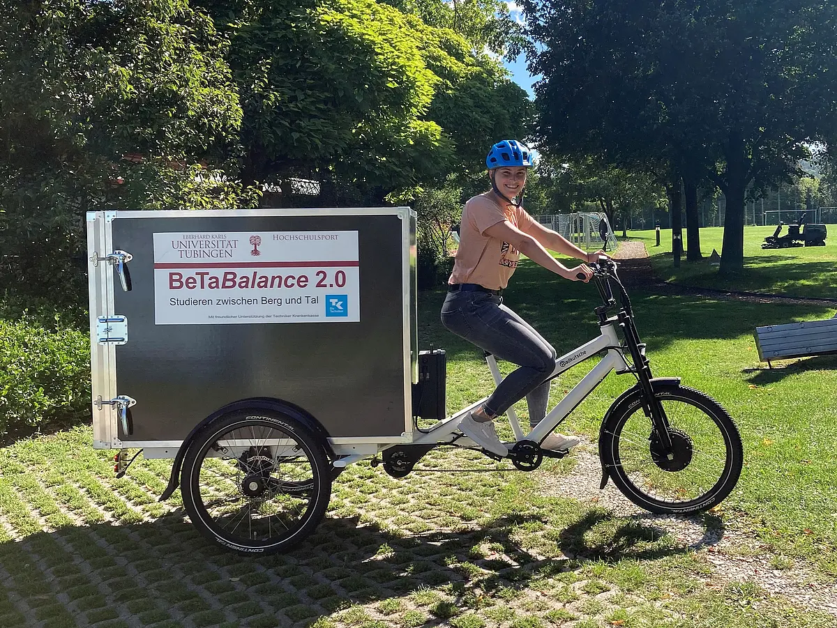 Frau auf dem Lastenrad
