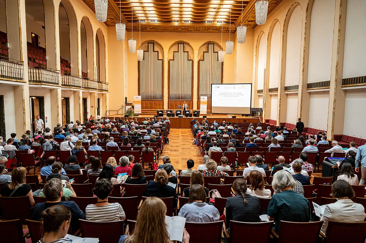 Gefüllter Saal mit den Teilnehmerinnen und Teilnehmern