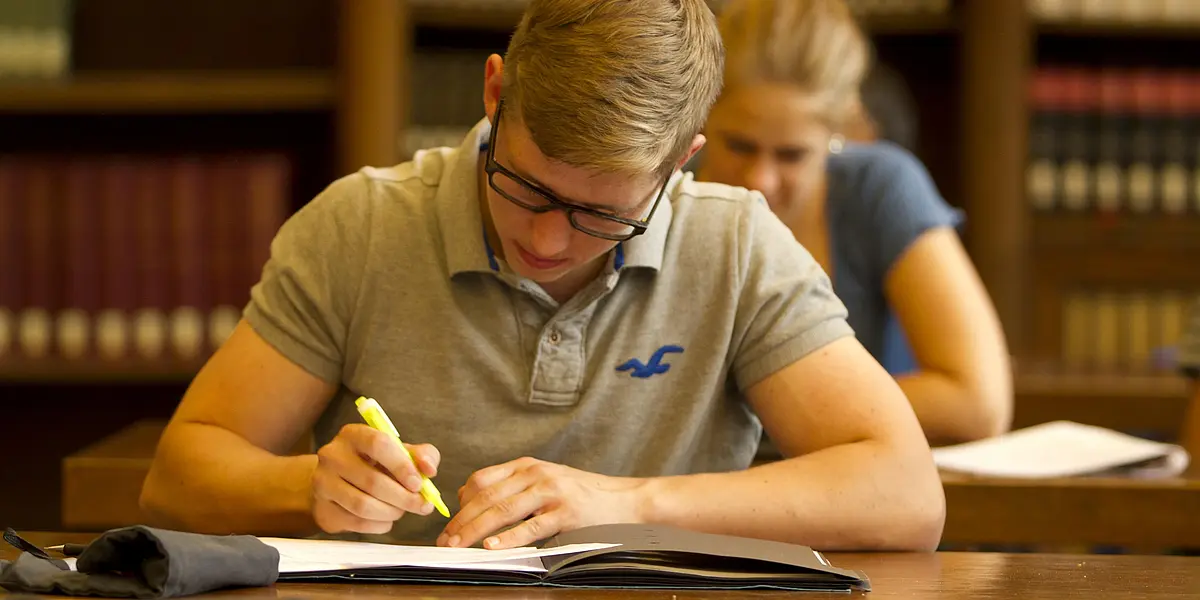 Student beim Arbeiten in Bibliothek
