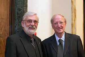 Prof. Dr. Volker Drehsen, Dekan der Evangelisch-Theologischen Fakultät, und Lucaspreisträger Prof. Dr. Avishai Margalit (rechts). Foto: Friedhelm Albrecht