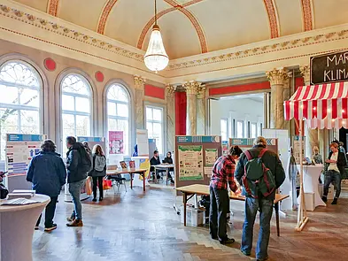BesucherInnen, Stände und Posterwände