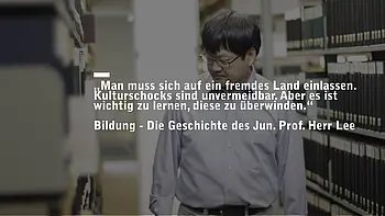 Das Bild zeigt Prof. Lee in der Bibliothek der Koreanistik und ein Zitat von ihm