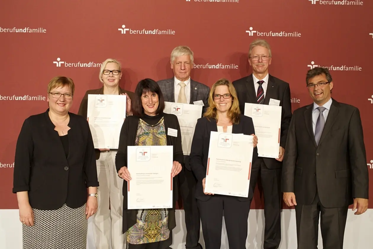 Prorektorin Prof. Karin Amos (dritte v.l.) nahm das Zertifikat von Staatssekretärin Iris Gleicke (Bundesministerium für Wirtschaft und Energie, links) und Stefan Becker (Geschäftsführer der berufundfamilie gGmbH, rechts) entgegen. Foto: berufundfamilie gGmbH