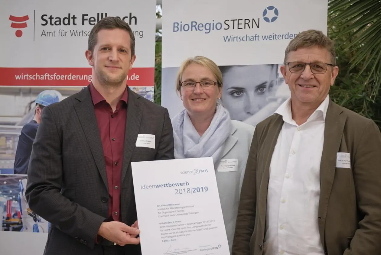 Gruppenfoto von Dr. Klaus Brilisauer, Prof. Dr. Stephanie Grond und Prof. Dr. Karl Forchhammer
