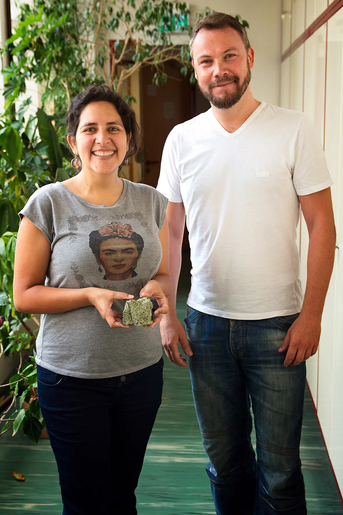 Die Geochemiker Dr. María Isabel Varas-Reus und Dr. Stephan König mit einer Gesteinsprobe, einem Peridotit aus dem Erdmantel.