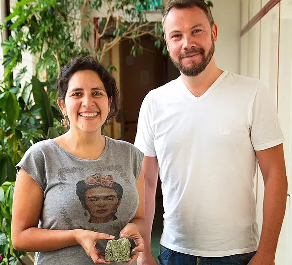 Geochemists Dr. María Isabel Varas-Reus and Dr. Stephan König with a rock sample, a mantle peridotite.