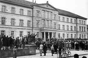 Erstes Hissen der Hakenkreuzfahne auf der Neuen Aula am 9. März 1933. Fotograf: Privat; Vorlage: UAT S 21/62 (E).