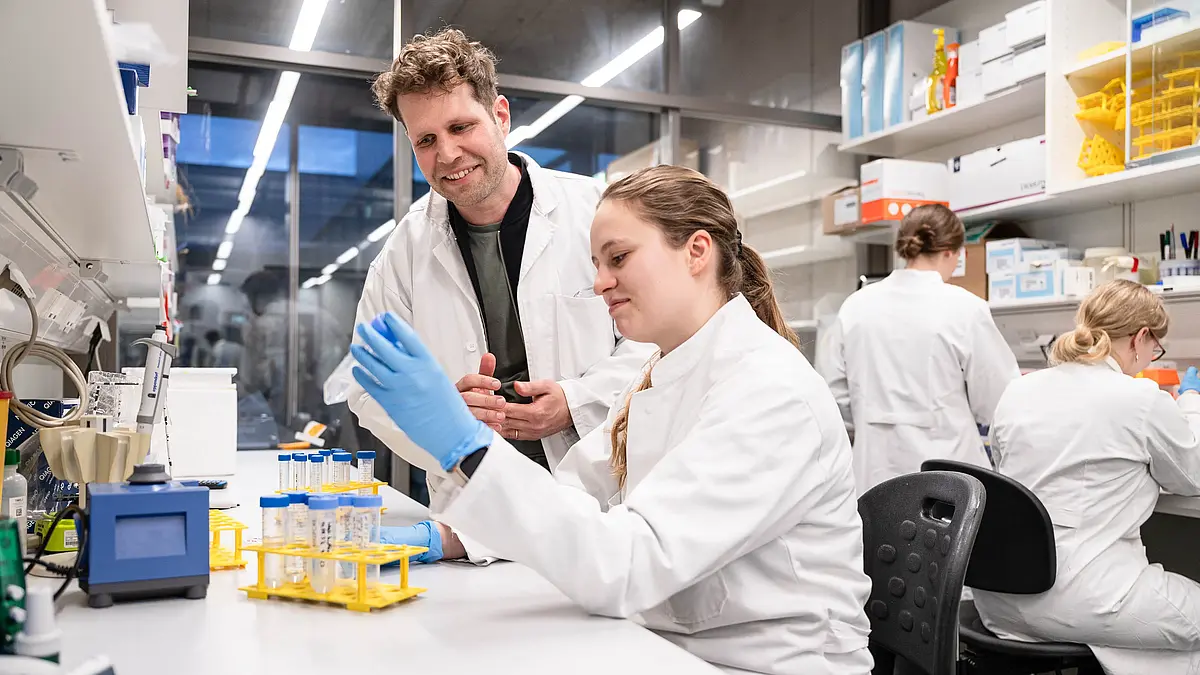 Wimmers in the laboratory with other researchers.