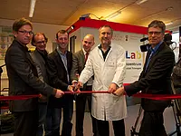 Einweihung mit (von links nach rechts) Prof. Dr. Jörg Reutershan (Lehrbeauftragter der Notfallmedizin), Dr. Robert Smolka (Komm. Ärztlicher Leiter des DocLab), Prof Dr. Ingo Autenrieth (Dekan der Medizinischen Fakultät), Moritz Mahling (Arbeitsgruppe N