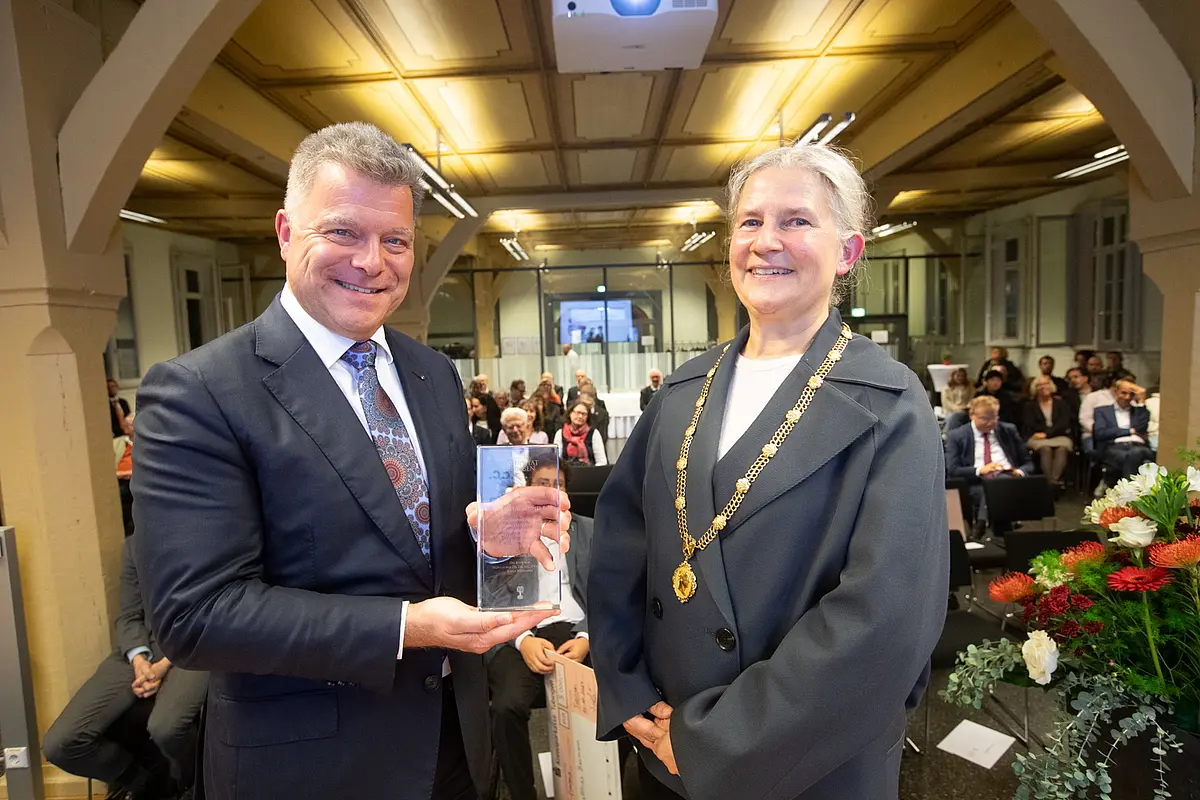 Rektorin Professorin Dr. Dr. h.c. (Dōshisha) Karla Pollmann übergibt den Universitätspreis an Christian O. Erbe, den Vorstandsvorsitzenden des Universitätsbunds und Ehrensenator der Universität Tübingen.