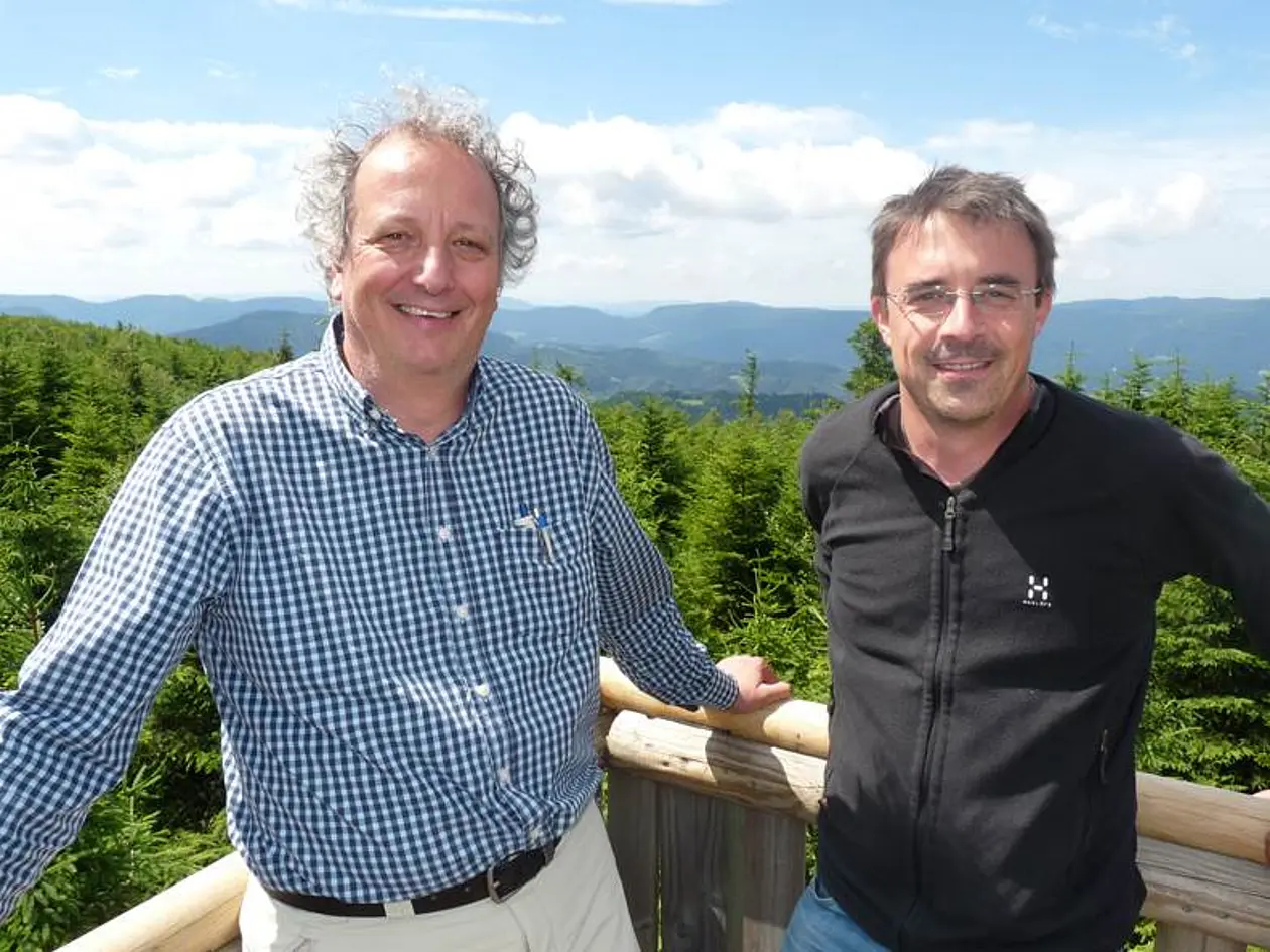Professor Dr. Klaus Harter (links), Prodekan für Forschung der Mathematisch-Naturwissenschaftlichen Fakultät (MNF) der Universität Tübingen, und Dr. Marc Förschler, Leiter des Fachbereichs „Ökologisches Monitoring, Forschung und Artenschutz“ des Nationalparks Schwarzwald. Foto: Dr. Matthias Stoll / Universität Tübingen.