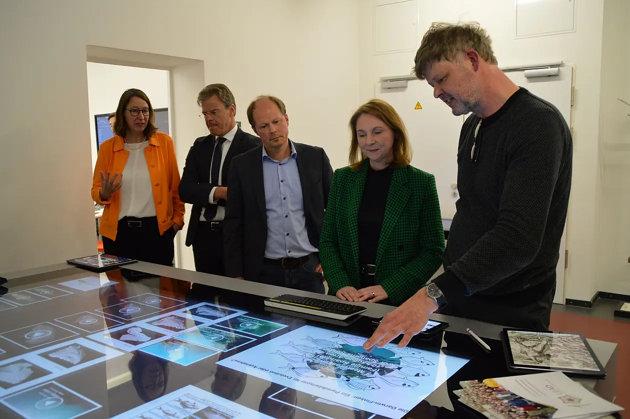 Prof. Dr. Peter Gerjets erklärt Staatssekretärin Sandra Boser die Funktionsweise des Multi-Touch-Tisches im IWM 