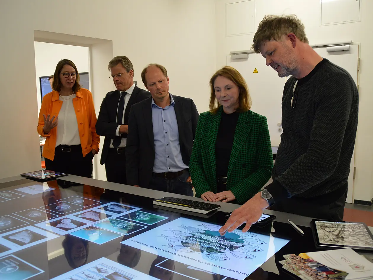 Prof. Dr. Peter Gerjets erklärt Staatssekretärin Sandra Boser die Funktionsweise des Multi-Touch-Tisches im IWM 