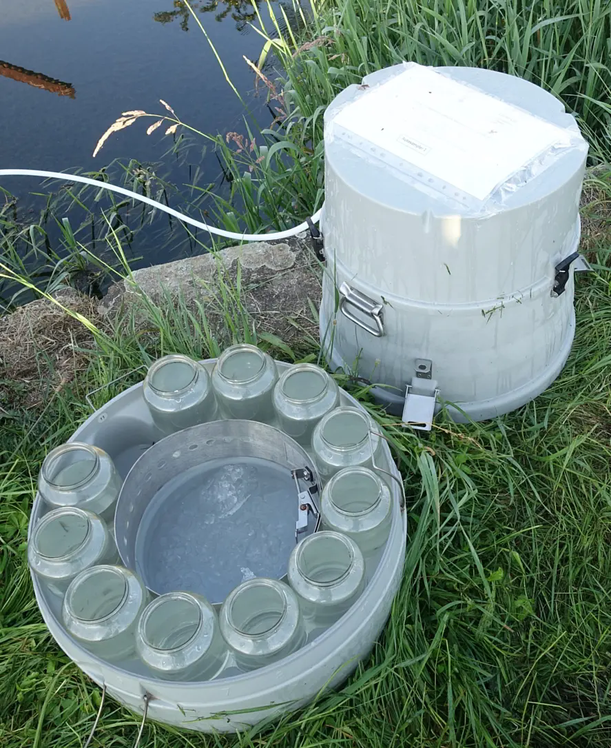 Für Wasserqualitätsparameter, die nicht mit Sonden erfasst werden können, setzen die Tübinger Wissenschaftlerinnen Autosampler - automatische Probenehmer - ein.