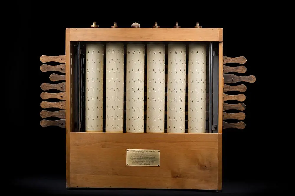 Nachbau von Wilhelm Schickards Rechenmaschine. Ansicht von hinten. Standort: Museum der Universität Tübingen.