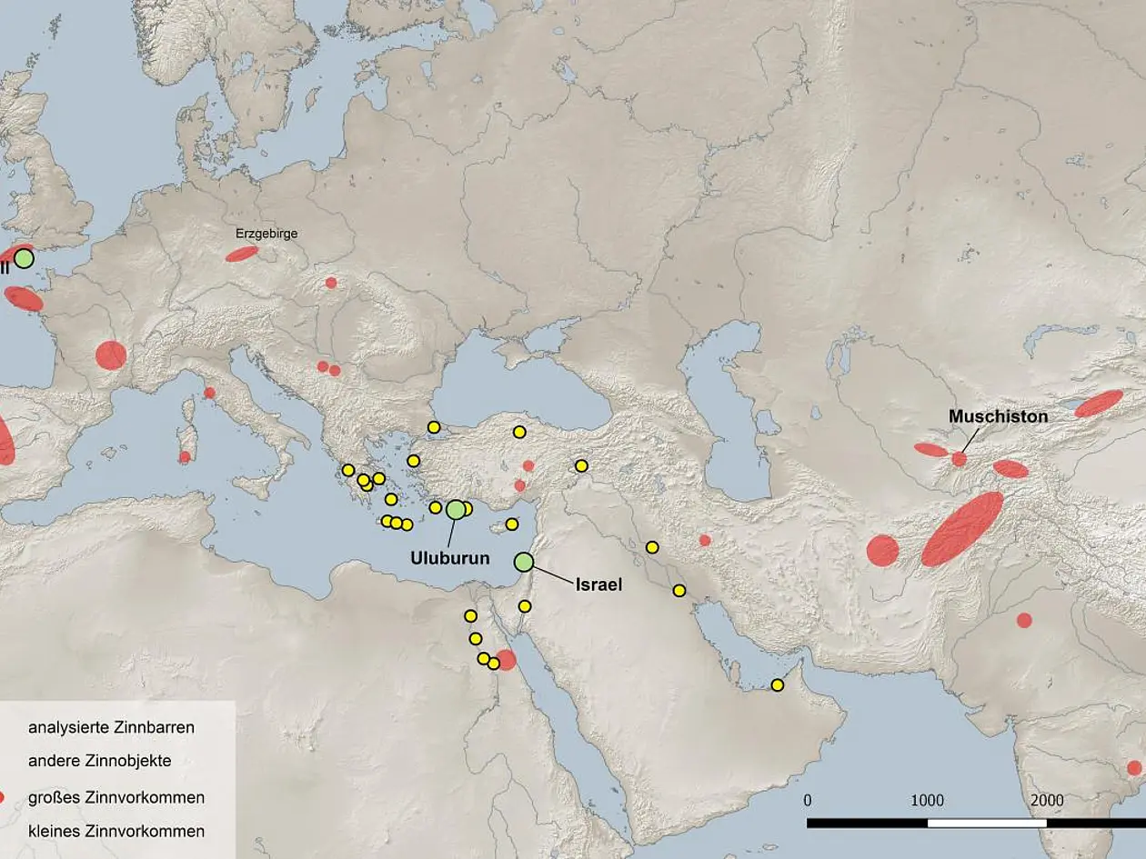 Die Karte im Bild zeigt Zinnlagerstätten und Zinnfunde im östlichen Mittelmeerraum. Rot markiert sind große und kleine Zinnvorkommen, grün markiert analysierte Zinnbarren und gelb markiert andere Zinnobjekte.