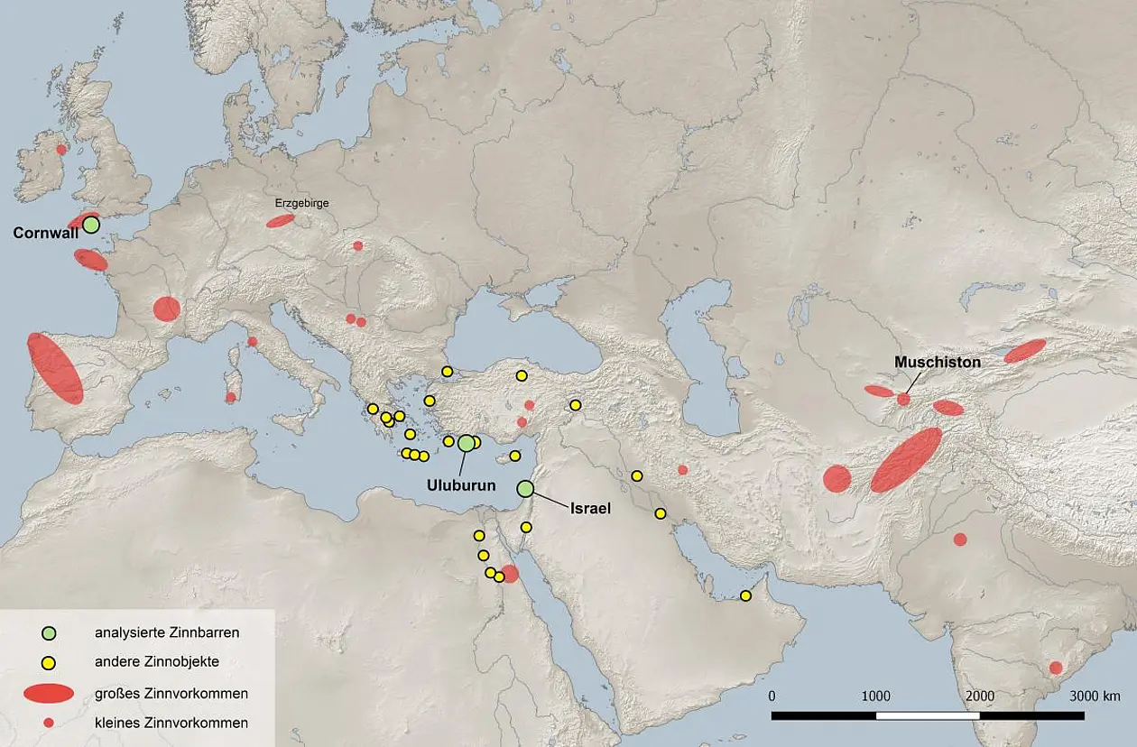 Die Karte im Bild zeigt Zinnlagerstätten und Zinnfunde im östlichen Mittelmeerraum. Rot markiert sind große und kleine Zinnvorkommen, grün markiert analysierte Zinnbarren und gelb markiert andere Zinnobjekte.