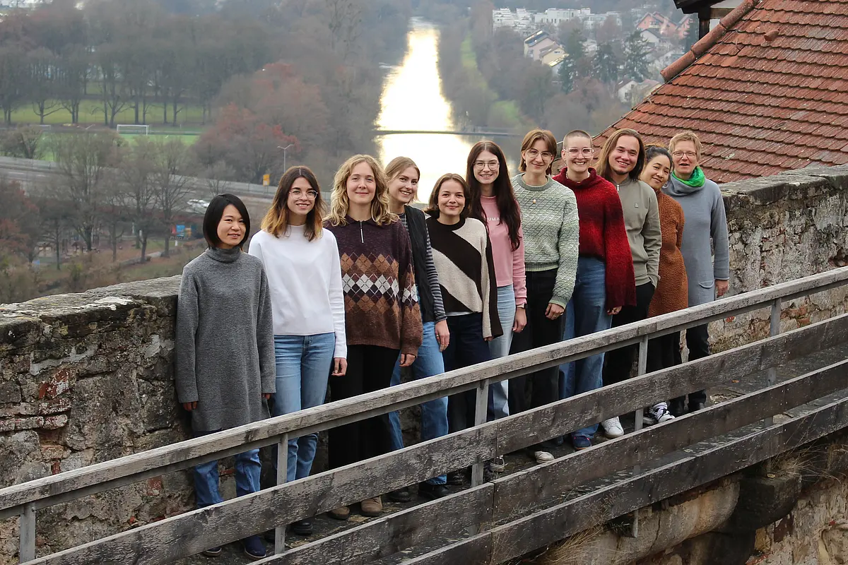 Zehn Masterstudierende des Ludwig-Uhland-Instituts für Empirische Kulturwissenschaft, im Hintergrund Ausblick auf den Neckar.