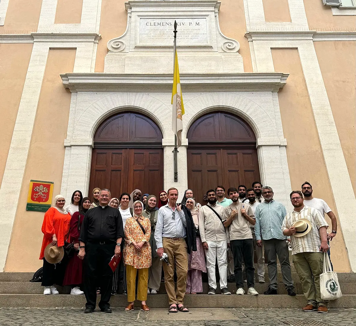 Reisegruppe vor einer Kirche