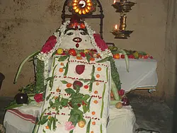 Statue des Gottes Shiva, bedeckt und nachgebildet hauptsächlich mit Reis. Bild: K. Muruganandham