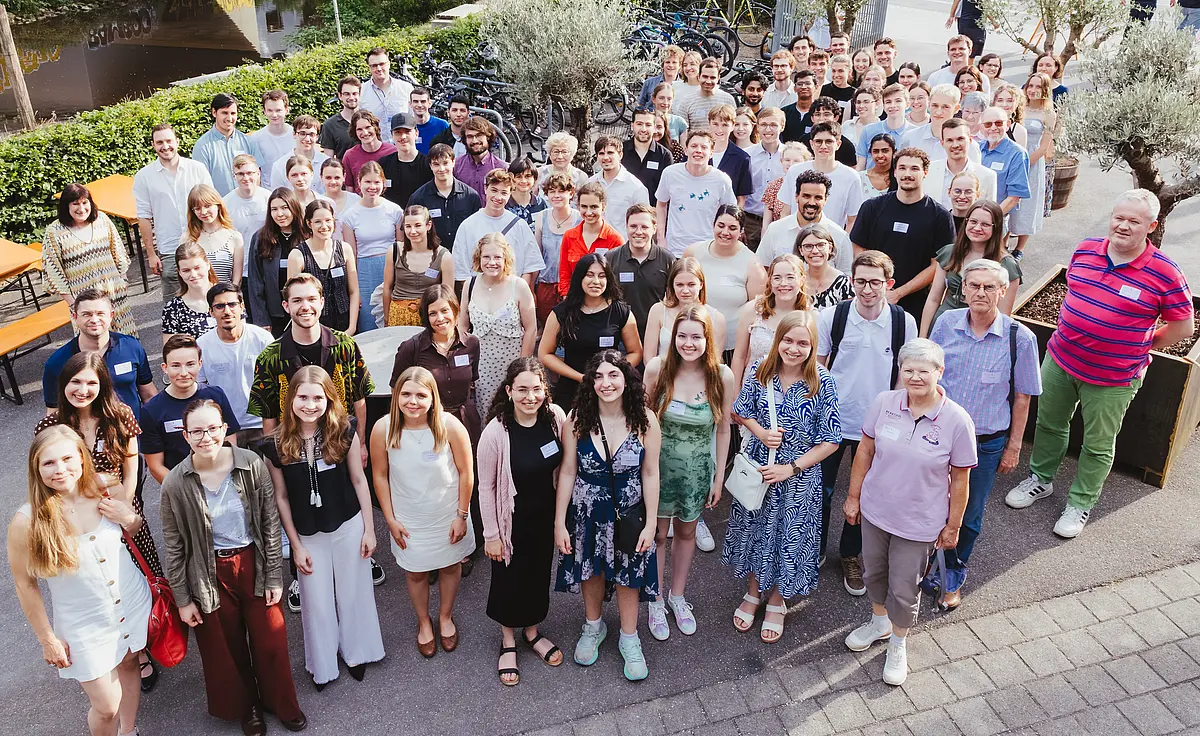 Gruppenfoto im Freien mit alle Geförderten, Fördernden, Universitäts- und Fakultätsleitenden
