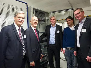 Von links nach rechts: Prof. Dr. Bernd Engler, Rektor der Universität Tübingen, Prof. Dr. Wolfgang Rosenstiel, Dekan der Mathematisch-Naturwissenschaftlichen Fakultät, Dirk Wittkopp, Vice President Germany Lab IBM, Wolfgang Fuhl, Wilhelm-Schickard Institut für Informatik der Universität Tübingen, und Dr. Wolfgang Maier, Director Hardware Development IBM. Alle Fotos: Friedhelm Albrecht/Universität Tübingen