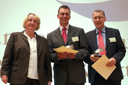 Die baden-württembergische Ministerin für Wissenschaft, Forschung und Kunst Theresia Bauer (links) überreichte Anfang Juli den Landesforschungspreis 2011 an zwei Tübinger Wissenschaftler: den Preis für Angewandte Forschung an Professor Dr. Rupert Han