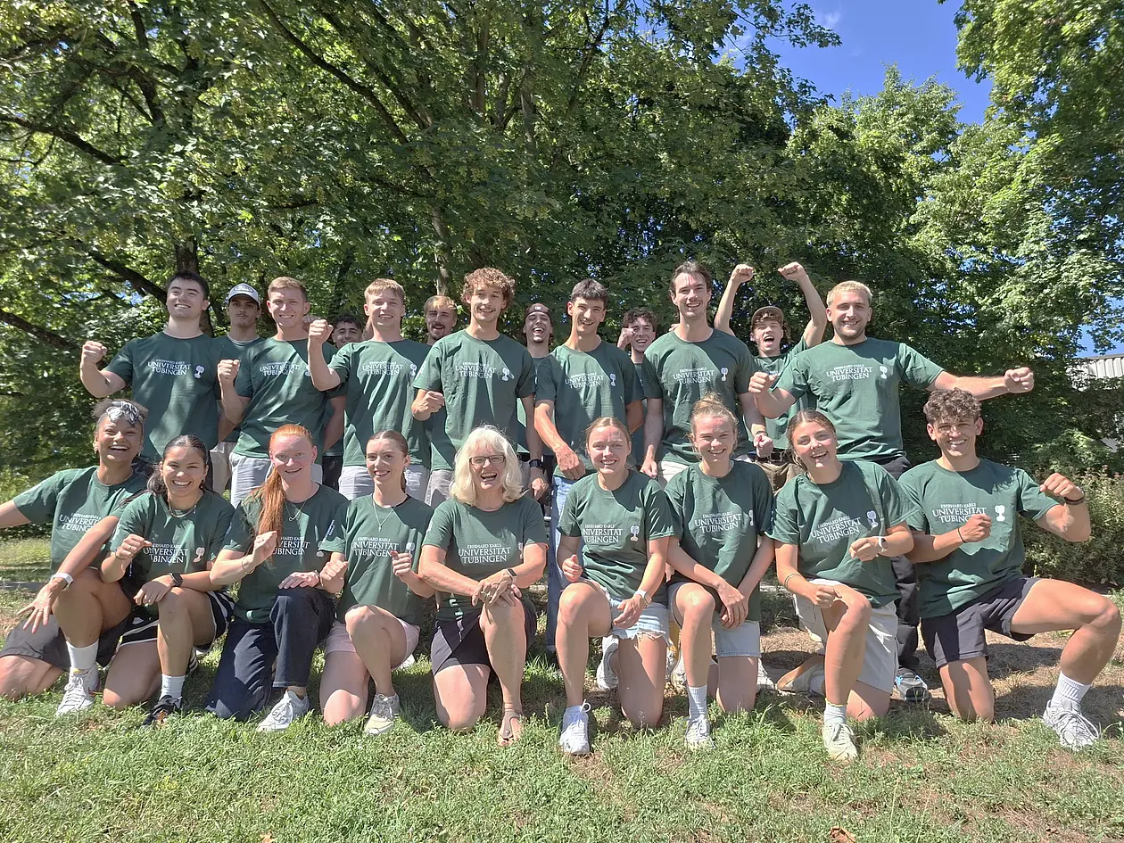 22 Studierende des Bachelors of Science Sportwissenschaft, in der Mitte Gabi Efferenn vom Team Equity-Care