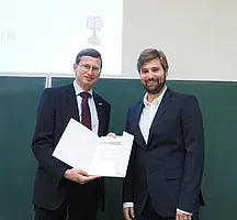 Julian Windmöller und Kanzler Rothfuß. Foto: Friedhelm Albrecht/Universität Tübingen