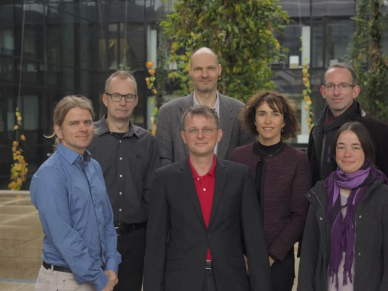 Das Zeiss-Team: v.l.n.r. Erik Schäffer (Biologie), Martin Oettel (Physik), Andreas Schnepf (Chemie), Frank Schreiber (Physik), Ana Garcia Saez (Biochemie), Marcus Scheele (Physikalische Chemie), Katharina Broch (Physik). Foto: Friedhelm Albrecht/Universität Tübingen
