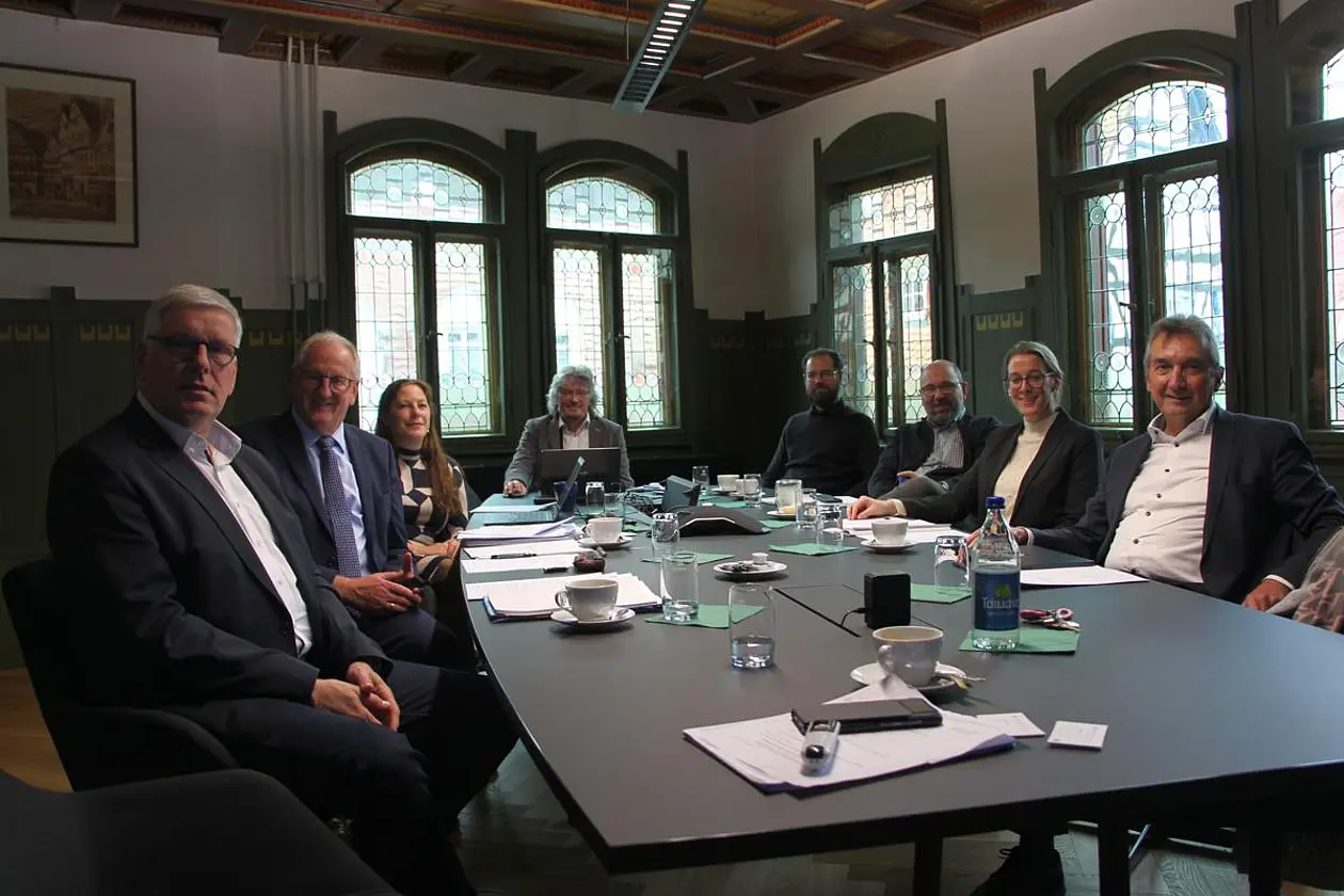 In einer Sitzung des Stiftungsrats der Alfred-Teufel-Stiftung werden Förderprojekte vorgestellt