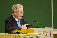 Professor Dr. Dr. h.c. mult. Hans Küng bei seiner Abschiedsrede.