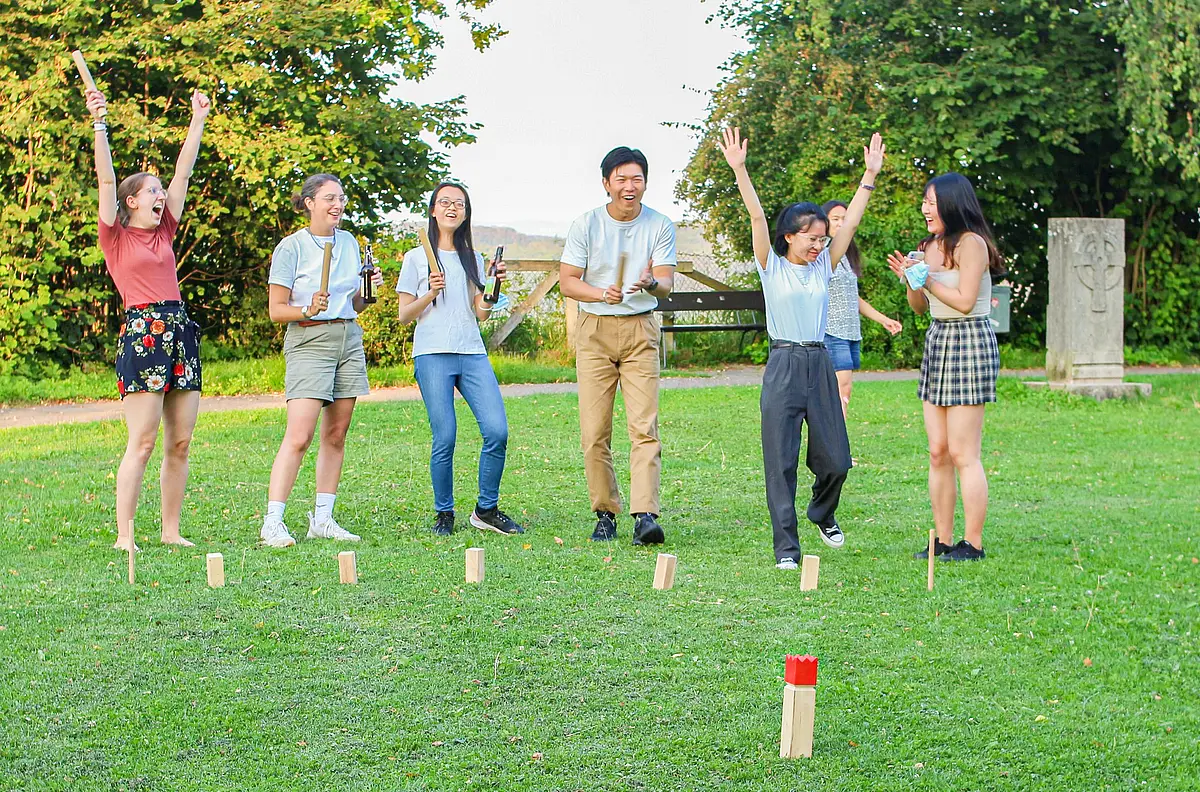Chinesische und deutsche Studierende beim Wikingerschach.