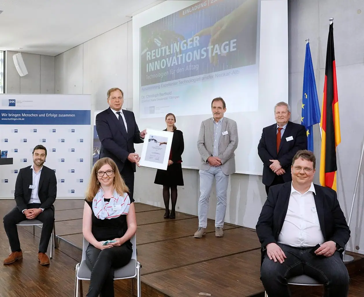Von links: Sitzend: Dr. Tobias Kiemle (Helmut Fischer GmbH), Dr. Melanie Keuper (Meister Strömungstechnik GmbH), Dr. Frank Josupeit (Helmut Fischer GmbH). Stehend: Dr. Wolfgang Epp und Birgit Krattenmacher (IHK Reutlingen), Dr. Christoph Berthold und Prof. Dr. Jochen Hirsch (Universität Tübingen)