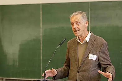 Prof. Dr. Thomas Gasser, Prodekan Forschung der Medizinischen Fakultät, hob in seinem Grußwort beim Jubiläumssymposium die hervorragende Entwicklung des Instituts hervor mit hochrangigen Forschungsprojekten, sehr gut evaluierten Lehrveranstaltungen und einer konsequent präventiven Ausrichtung.