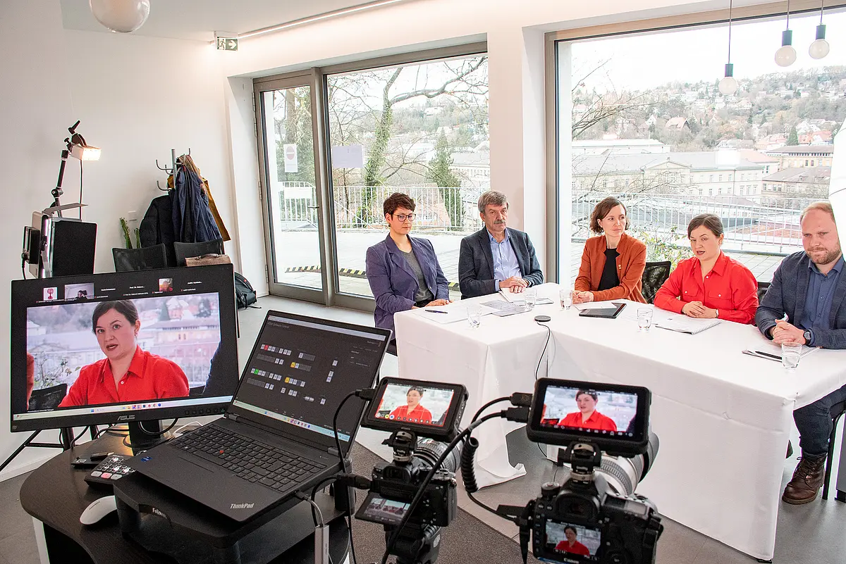 Die Forschenden während der Pressekonferenz.
