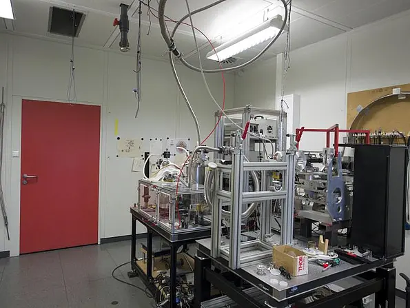 Versuchsaufbau für supraleitende Terahertz-Strahler.