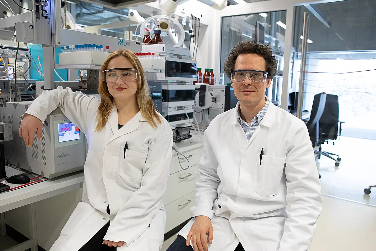 Auszubildende Aleksandra Okla und Ausbilder Dr. Callum Banfield