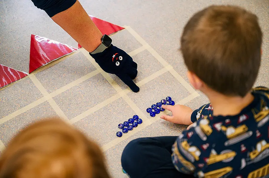 Wenn Handschuh „Ed“ auf Zahlen zeigt, können die Kinder nicht widerstehen.