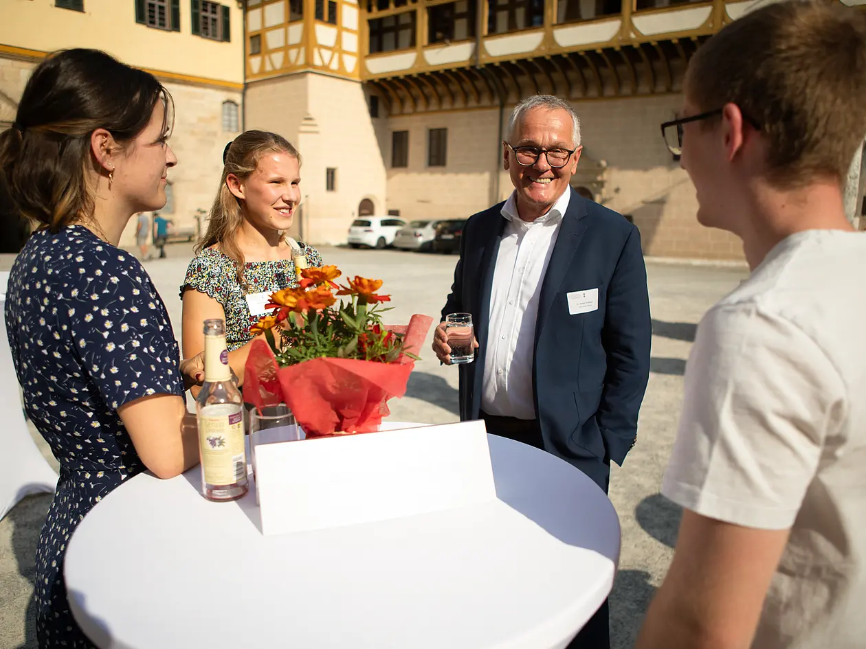 Der Vorstandsvorsitzende der Gips Schüle-Stiftung, Dr. Stefan Hofmann, unterhält sich mit geförderten Studierenden unserer Universität.