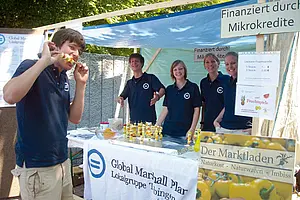 Faire Fruchtspieße am Stand der Global Marshall Plan Initiative