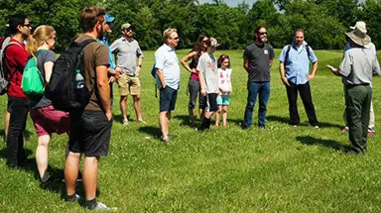 Exkursion zur Mound City Group, dem weltweit einzigen vollständig restaurierten Hopewell Culture Erdbaukomplex im National Historical Park Ohio. Foto: Sean Downey, 2018.