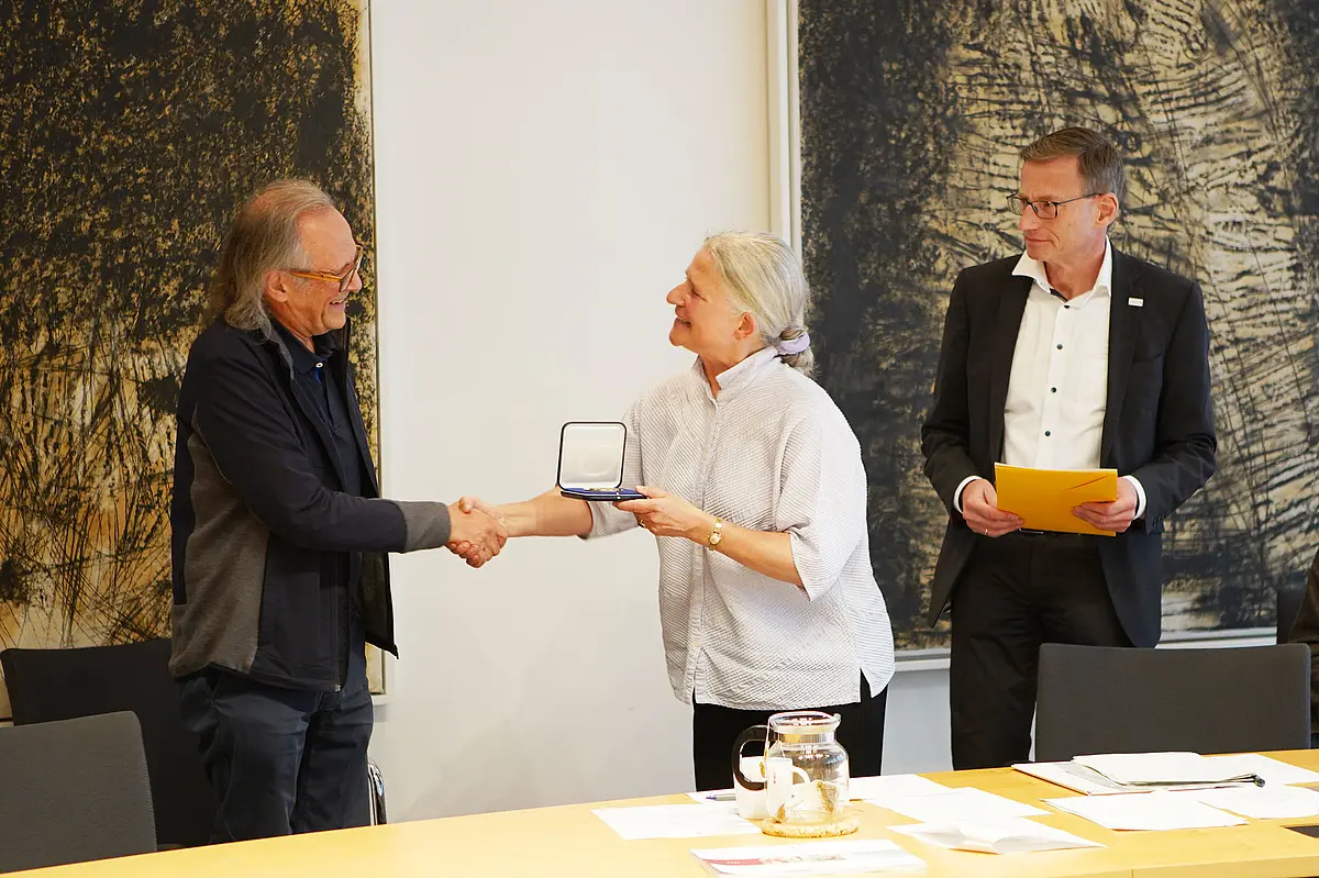 Rektorin Prof. Dr. Dr. h.c. (Dōshisha) Karla Pollmann überreicht Thomas Bonenberger die Universitätsmedaille für seine Verdienste um die Universität. Rechts Kanzler Dr. Andreas Rothfuß