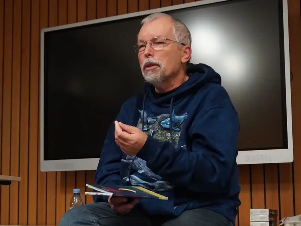 Der Autor Uwe-Michael Gutzschhahn spricht mit Studierenden