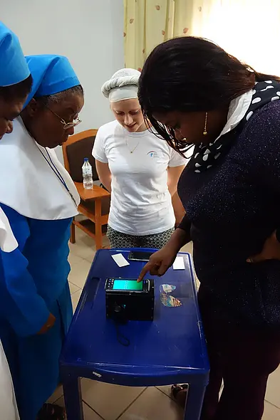Die Tübinger Apothekerin Gesa Gnegel bildet afrikanische kirchliche Mitarbeiterinnen in der in der Arzneimitteluntersuchung mit dem „Minilab“ aus.  