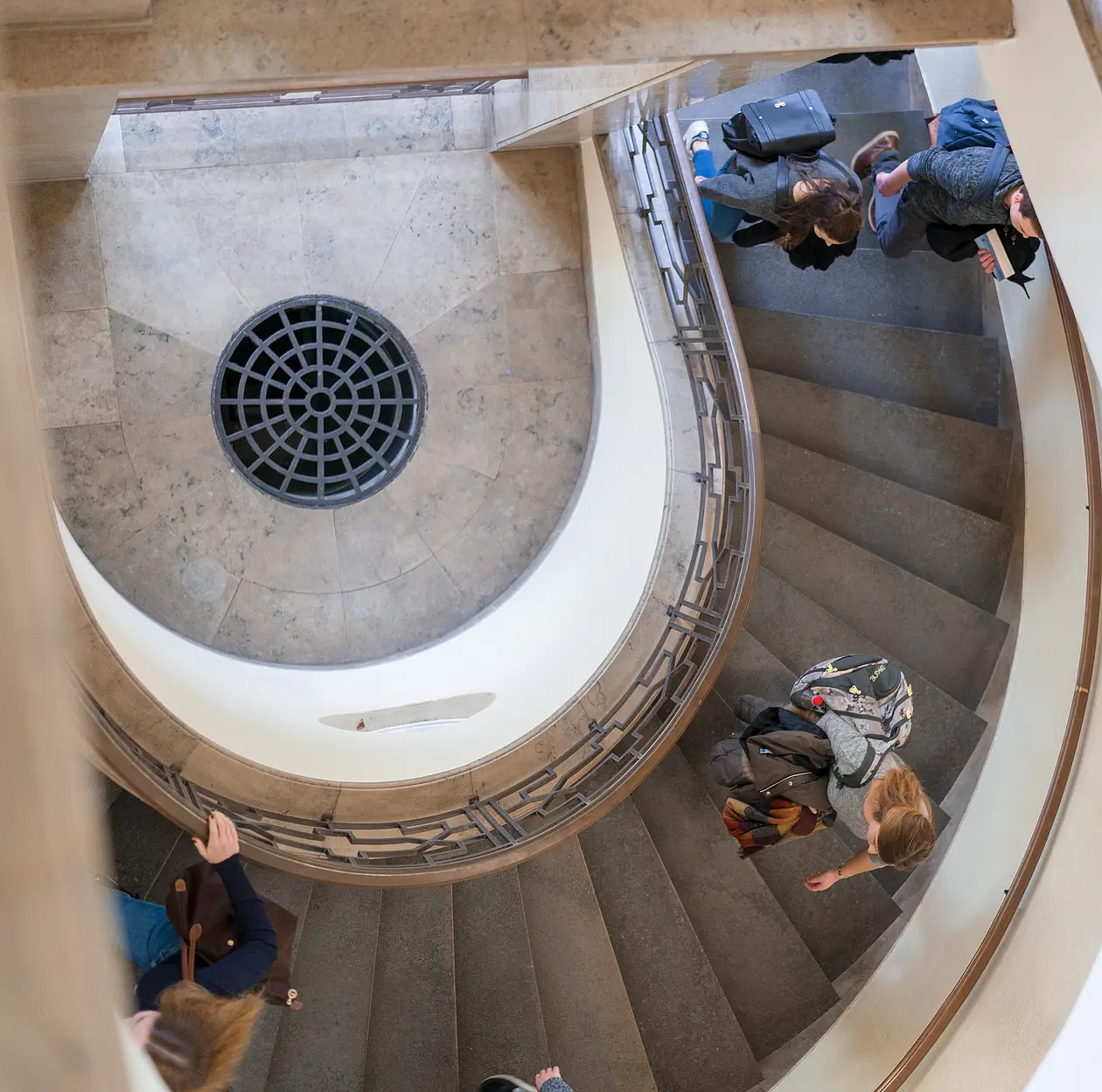 Studierende auf Treppe