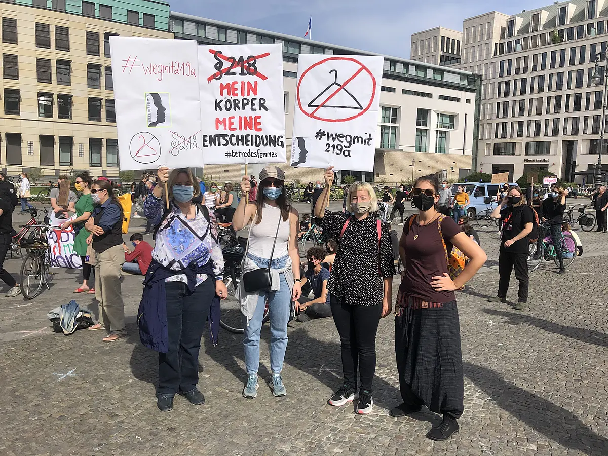 Das Foto zeigt eine Demonstration von Terre des femmes