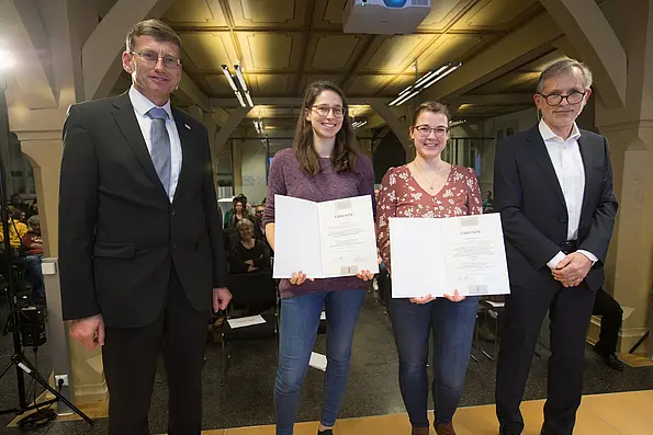 Master-Preitsträgerinnen von links nach rechts: Kanzler Dr. Andreas Rothfuß, Tatjana Tull, Carolin Walper, Prof. Dr. Josef Jochum
