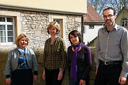 Von links nach rechts: Professor Dr. Karin Reiber (Hochschule Esslingen), Bärbel Wesselborg (Sti-pendiatin Hochschule Esslingen), Petra Richey (Stipendiatin Institut für Erziehungswissenschaft), Professor Dr. Thorsten Bohl (Institut für Erziehungswisse